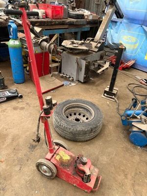 un diable rouge garé dans un garage