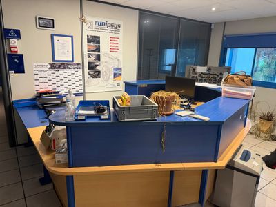 un comptoir bleu dans une pièce dotée d'un plan de travail bleu et d'un plan de travail bleu