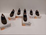 Plusieurs paires de chaussures sont exposées dans une vitrine.