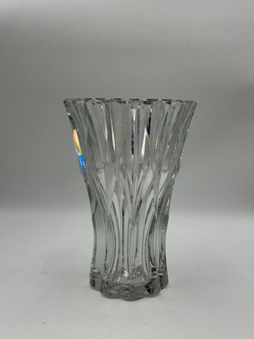 BACCARAT. Important vase à pans coupés en cristal taillé. H : 35....