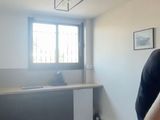 un homme qui se tient devant une fenêtre
