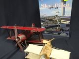 un avion miniature et un livre posés sur une table