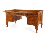 un vieux bureau en bois avec des tiroirs et des tiroirs dessus