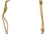 gros plan d'un collier en or avec une chaîne sur fond blanc