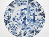 une image représentant une assiette bleue et blanche sur laquelle figurent un homme et une femme