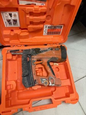 un outil qui se trouve dans la mallette orange posée par terre