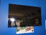 une télévision accrochée au mur dans une pièce bleue