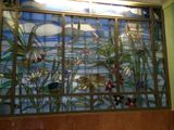 un vitrail dans la salle de bains d'un immeuble