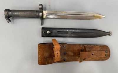 trois types de couteaux exposés sur une table