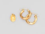 une paire de boucles d'oreilles créoles en or et une pièce de monnaie