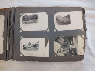 un livre ouvert avec des images de personnes et d'animaux