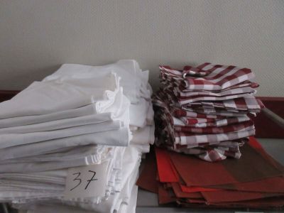 beaucoup de serviettes pliées sur une table dans une pièce