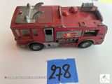 un petit camion de pompiers rouge sur lequel est collée une étiquette de prix