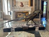 une statue représentant un faisan perché sur une table en marbre