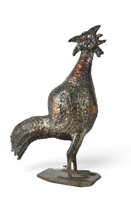 statue d'un coq posée sur un socle en bois, sur fond blanc