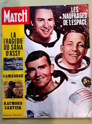 la couverture d'un magazine sur laquelle figure une photo d'astronautes