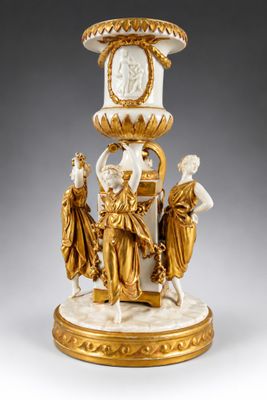 un vase doré et blanc orné d'une horloge