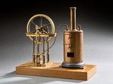 une image représentant une maquette de machine à vapeur posée sur un socle en bois