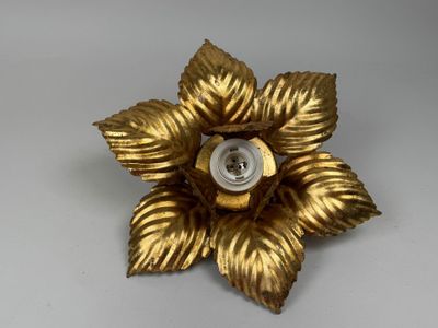 une fleur dorée avec un bouton au milieu