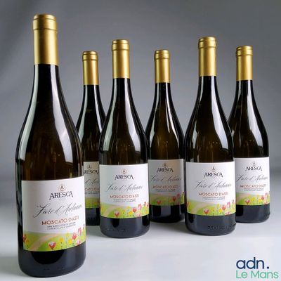six bouteilles de vin sont alignées sur une table