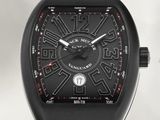 La montre est noire, avec un cadran noir et une trotteuse rouge.