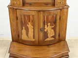 une armoire en bois ornée de motifs sculptés