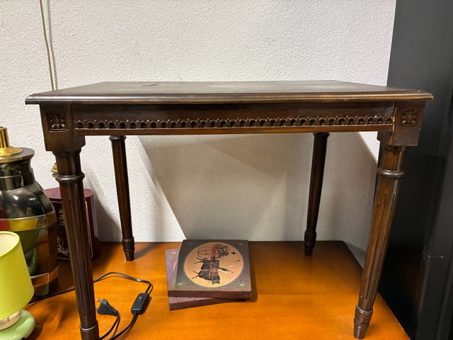 Petite table d’appoint, pieds cannelés