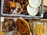 une boîte contenant de nombreux types d'assiettes et de bols différents