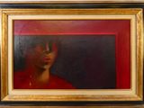 portrait d'une femme en robe rouge, dans un cadre doré, accroché à un mur rouge