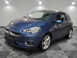 la photo d'une voiture bleue garée dans un garage