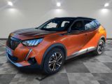 un SUV orange garé sur un sol à damier dans un garage