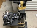 une table noire sur laquelle se trouvent un clavier et une manette de jeu