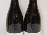 deux bouteilles de vin posées l'une à côté de l'autre sur une table