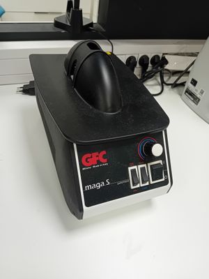 une souris d'ordinateur posée sur un bureau, à côté d'un ordinateur portable
