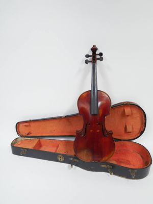 un violon posé dans son étui, accroché au mur