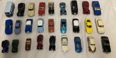 un grand nombre de voitures-jouets qui se trouvent sur la table