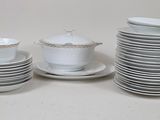 beaucoup d'assiettes et de tasses sur la table