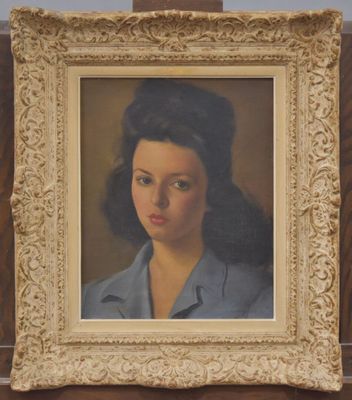 portrait d'une femme en chemise bleue, dans un cadre doré