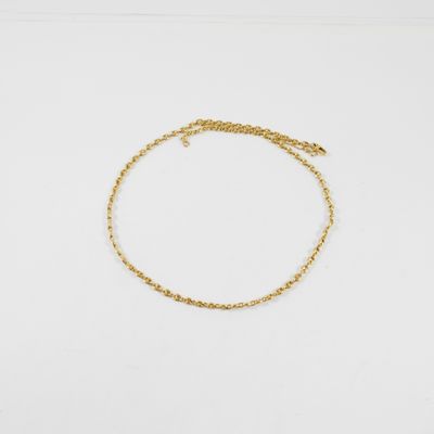 un bracelet en chaîne d'or à chaîne unique sur fond blanc