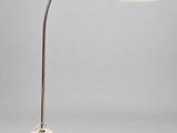 une lampe de table blanche avec un pied en bois et un abat-jour blanc