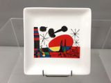 une assiette blanche décorée d'une peinture, posée sur une table