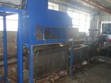 une machine bleue qui se trouve dans un bâtiment avec beaucoup de fenêtres