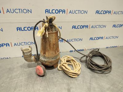 une pompe à eau en métal munie d'un tuyau et d'un cordon