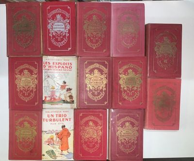 un grand nombre de livres posés sur une table