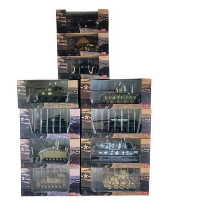 de nombreux modèles différents de véhicules militaires exposés dans une vitrine
