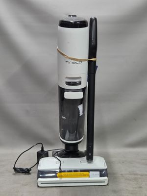 gros plan d'un aspirateur auquel est attaché un cordon