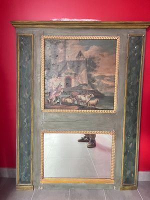 une photo d'une personne debout devant un miroir