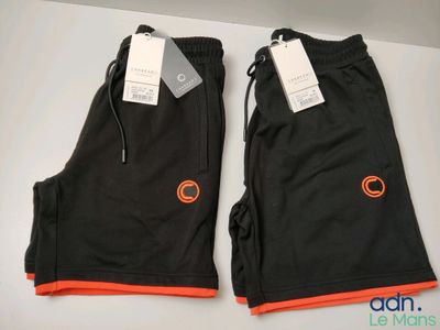 un pantalon noir orné de bordures orange