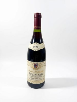 une bouteille de vin posée sur une table