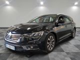 la voiture noire est garée sur un sol en damier dans le garage